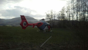 Pracovníka pily ve Frenštátě pod Radhoštěm zavalilo dřevo, letěl pro něj vrtulník