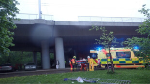 Po nehodě v Ostravě spadlo auto z mostu pod Bazaly