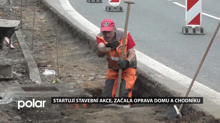 Startují stavební akce, začala oprava domu na Hřbitovní a chodníku v Bludovicích